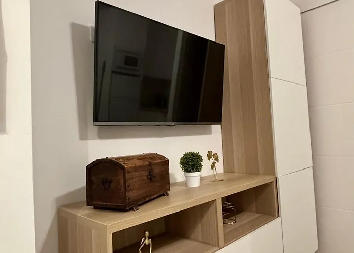 Alvaro Con Parking Turismo Pequeno